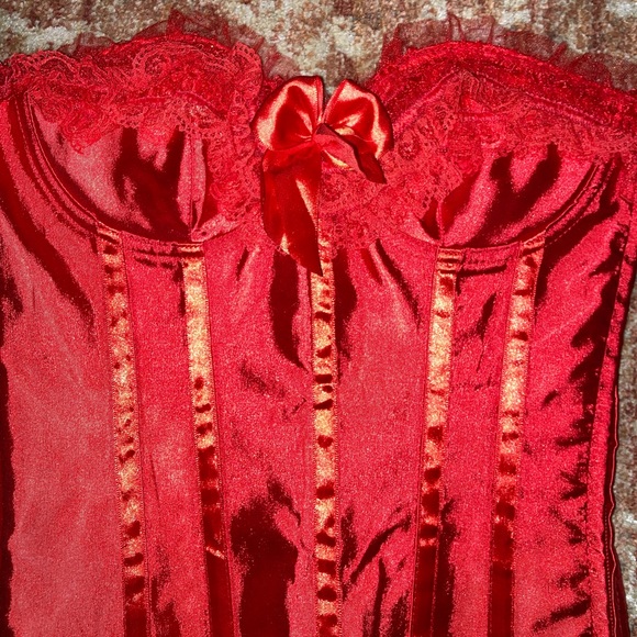 Red Bow Corset - Picture 6 of 8
